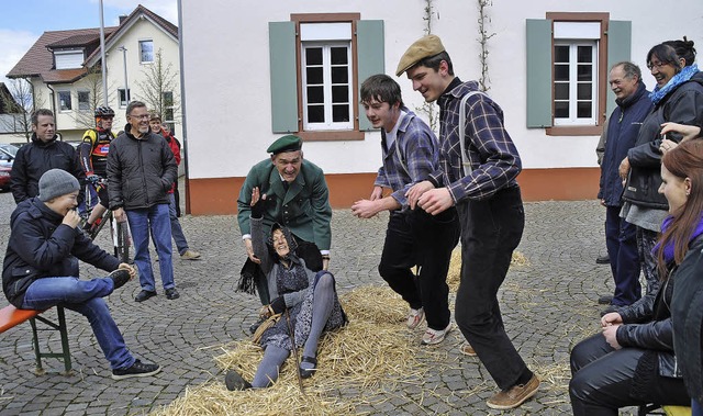 Whrend der Dorfgendarm die Frauen im ...eln die beiden Burschen ums letzte Ei.  | Foto: Julius Wilhelm Steckmeister