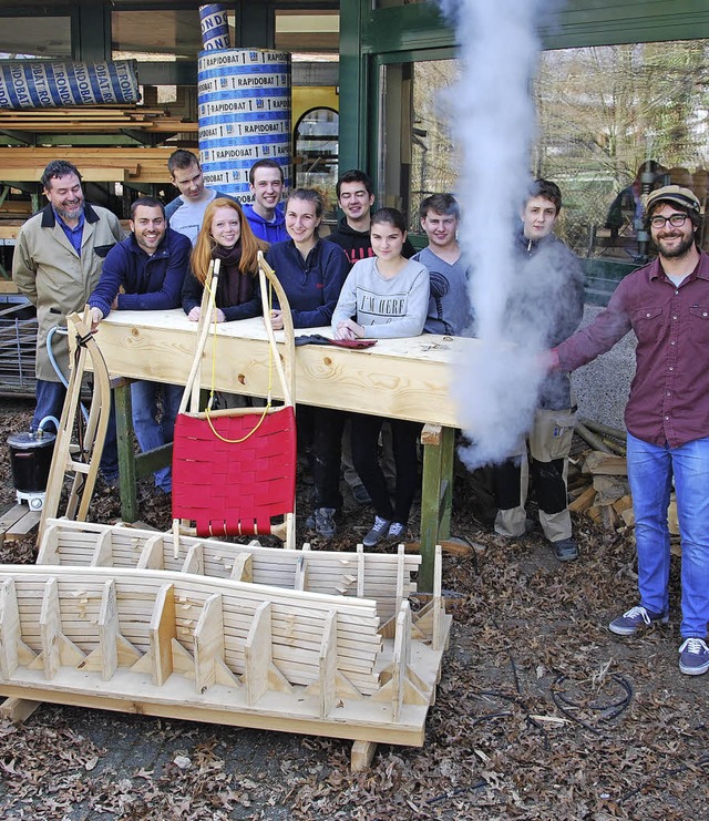 Holztechniklehrer Franz-Josef Huber (l...ie eine Holzdampfkammer funktioniert.   | Foto: GHSE