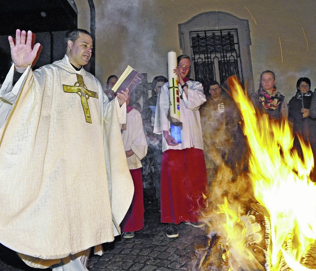 Am Osterfeuer vor der Hfinger Stadtki... Samstag traditionell die Osterkerze.   | Foto: Sigwart