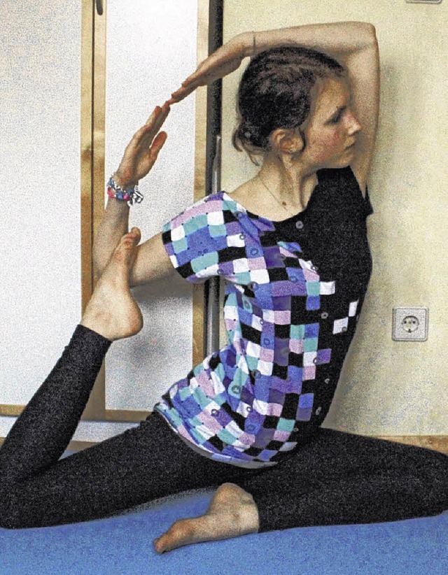 Julia Memer in Yogapose: Sie hat spor...Er geniet seine Ferien in der Sonne.   | Foto: Privat