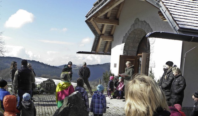 Monika Kaiser (unter der Eingangspfort...hte &#8222;Die Osterhenne&#8220; vor.   | Foto: Cornelia Liebwein