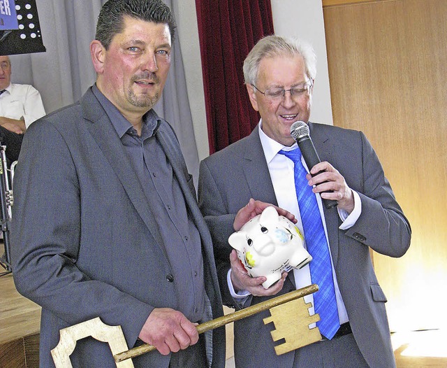 Brgermeister Rolf Schmidt (rechts) he...e und einem Glcksschwein willkommen.   | Foto: Ulrike Spiegelhalter
