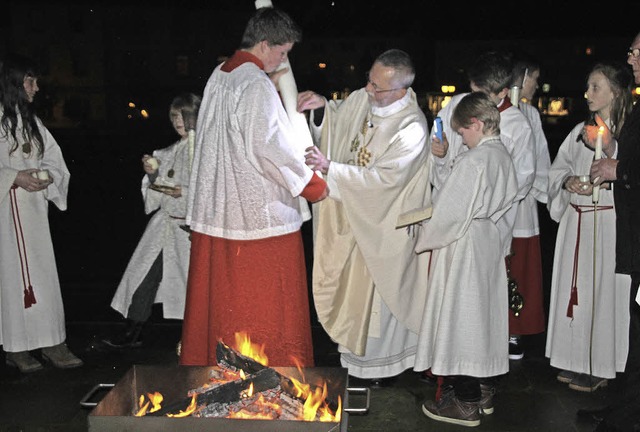 Am Osterfeuer vor dem Dom wird die Osterkerze geweiht.  | Foto: Margrit Matyscak