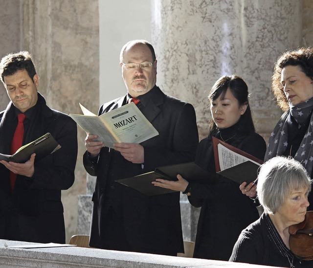 Die Gesangssolisten (von links) Floria...i (Alt), Annerose Klausmann (Sopran).   | Foto: Cornelia Liebewein