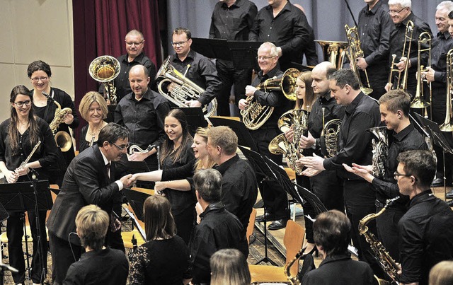 Ein Handkuss vom Dirigenten: Beste Stimmung herrschte in der Sternenberghalle.   | Foto: (2) bettina schaller
