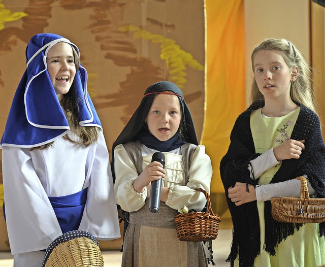 Die jungen Darstellerinnen spielen die... vor dem geffneten Grab Jesu stehen.   | Foto: Martin Eckert