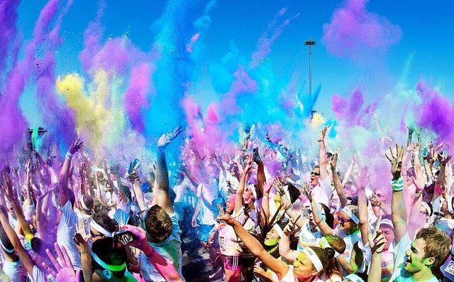 3,2,1 &#8211; Abwurf. Holi-Fans schmeien das Farbpulver in die Luft   | Foto: dpa