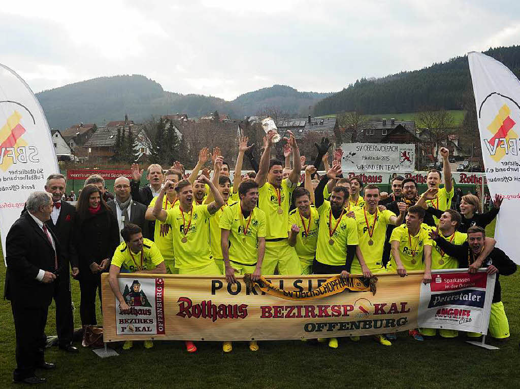 Der SV Oberschopfheim feiert den Pokalsieg. Der SV Oberschopfheim feiert den Pokalsieg.