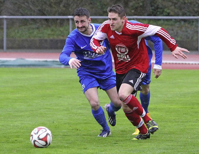 Verbissenes Laufduell zwischen dem Wei...nks) und dem Auggener  Julian Lacher.   | Foto: Konzok