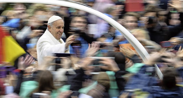 Auch im Papamobil nahe bei den Glubig... Franziskus am Ostersonntag im Vatikan  | Foto: afp