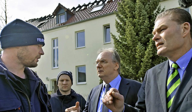 Innenminister Holger Stallknecht und M...) besuchten den Brandort in Trglitz.   | Foto: dpa