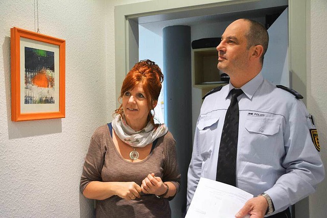 Kunst im Polizeirevier: Christina Kuhn... Markus Krebs betrachten ein Gemlde.   | Foto: Danielle Hirschberger