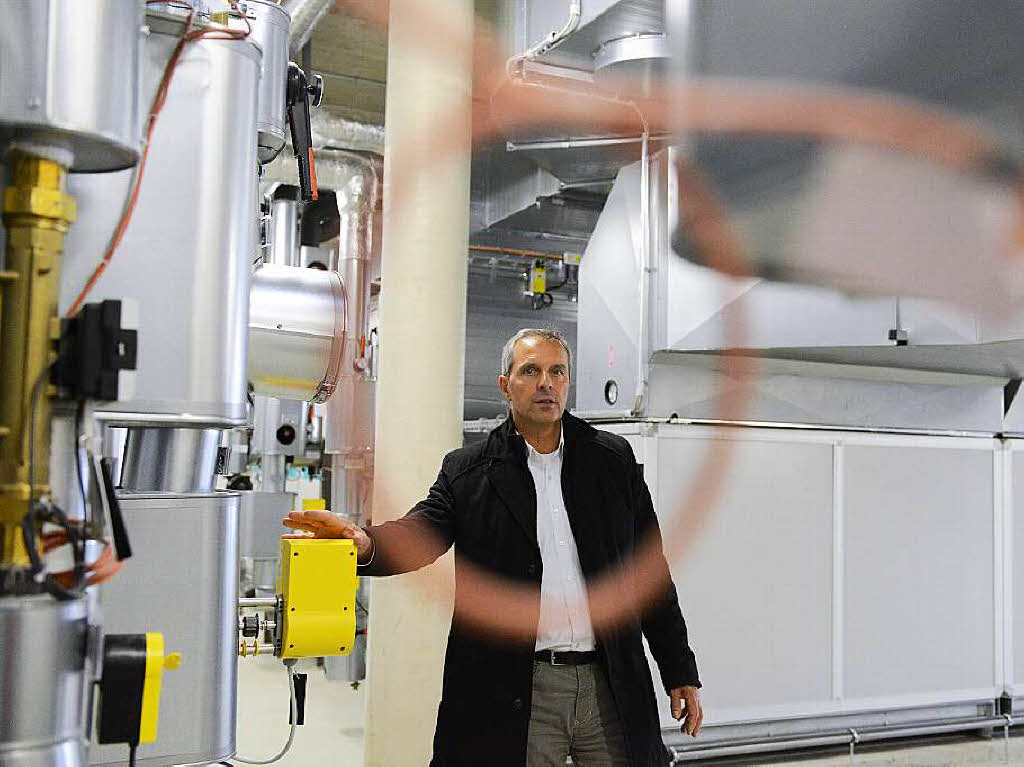 Unibauamts-Leiter Bhler in der Technikzentrale im Dachgeschoss.