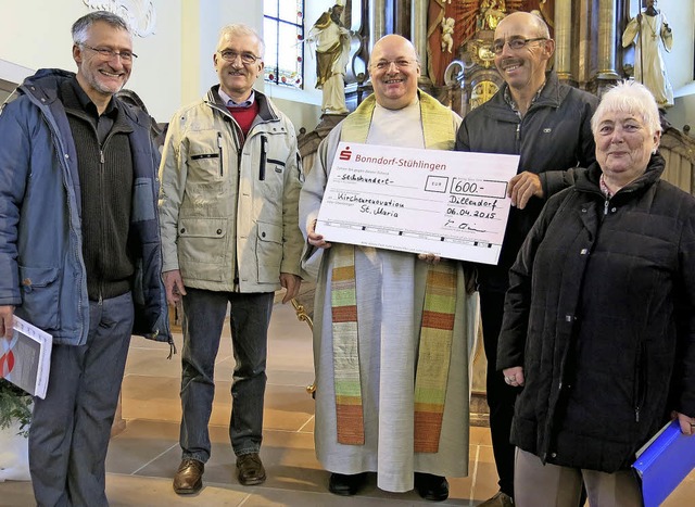 Die Vorstandsmitglieder des Kirchencho...ckart Kopp (Mitte) den Spendenscheck.   | Foto: Morath