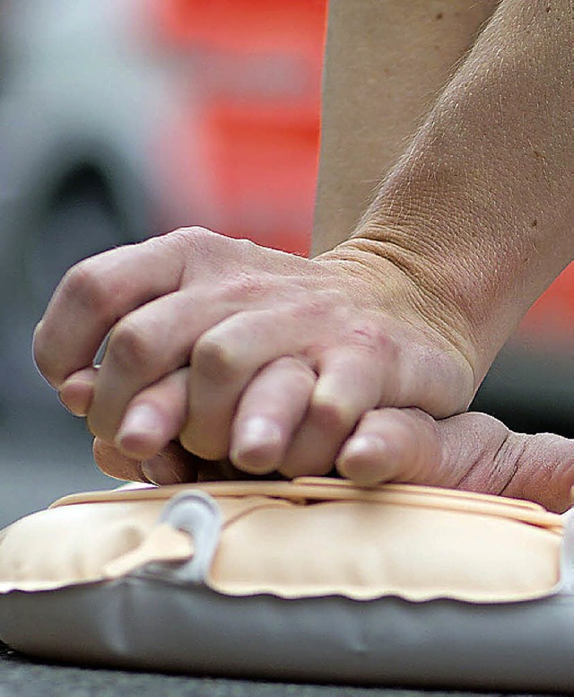 Traditionell wichtiger Bestandteil der...lfe-Ausbildung: die Herzdruckmassage.   | Foto: DPA