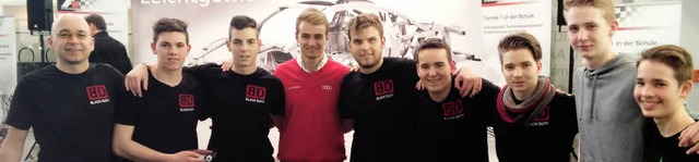 Lehrer Michael Pipek (links) betreut a...Audi DTM Fahrer Nico Mller (in Rot).   | Foto: Schulzentrum