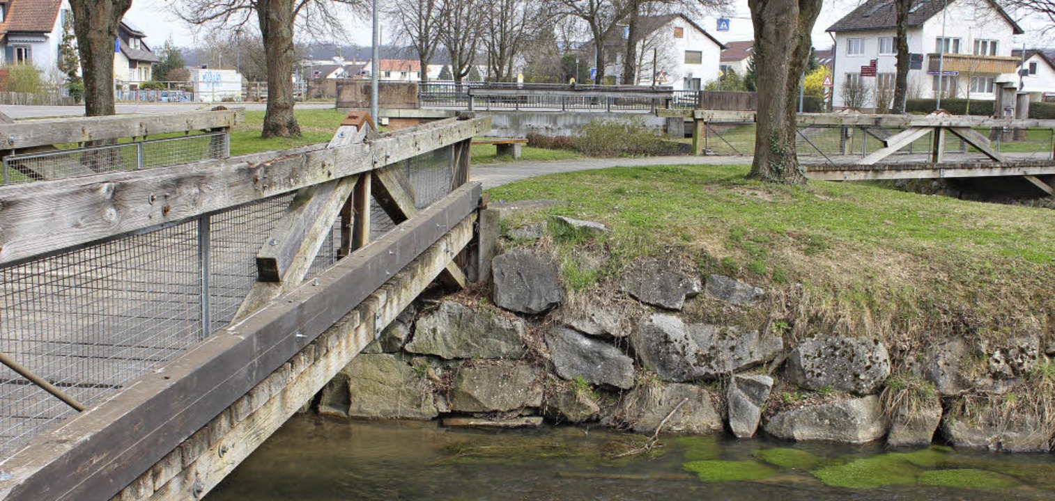 Die hlzernen Brcken ber Mhlbach  (...ssen nach  21 Jahren erneuert werden.  | Foto: mario schneberg