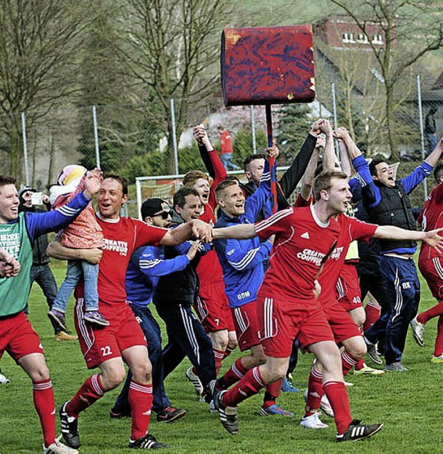 Das ist der Hammer: jubelnde Holzhause...lbfinalsieg in Ballrechten-Dottingen    | Foto: Norbert Kreienkamp