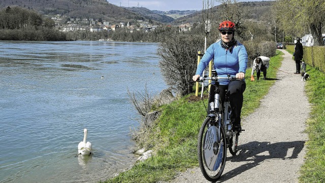 Sonja Bier kennt sich mit E-Bikes aus,... bei einer Fahrt am Rhein in Waldshut.  | Foto: Uthe Martin