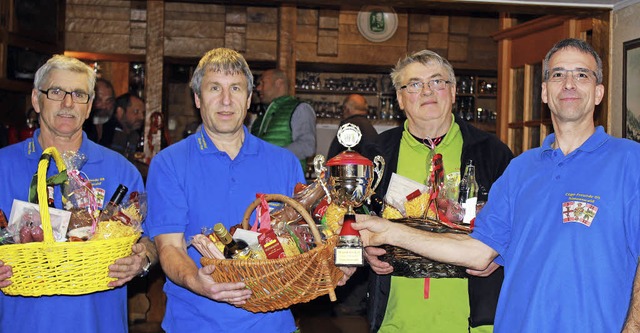 Die besten Cegospieler der Saison (v.l...iner Kaltenbach  berreicht den Pokal   | Foto: Dauenhauer