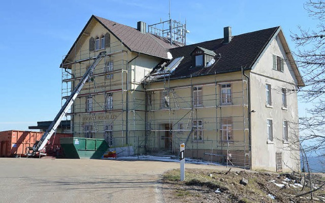 Die Sanierungsarbeiten am Blauenhaus s...rbergungsbetrieb frs Erste untersagt.  | Foto: A. Huber