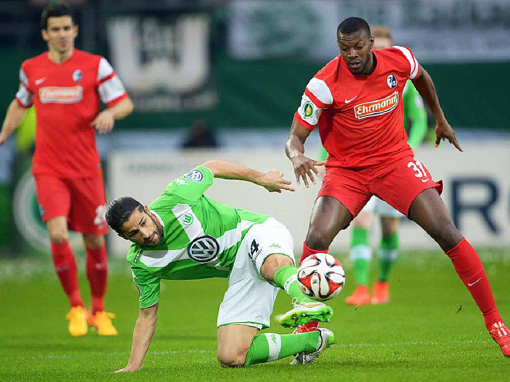 Freiburgs Karim Guede im Zweikampf mit Ricardo Rodriguez.