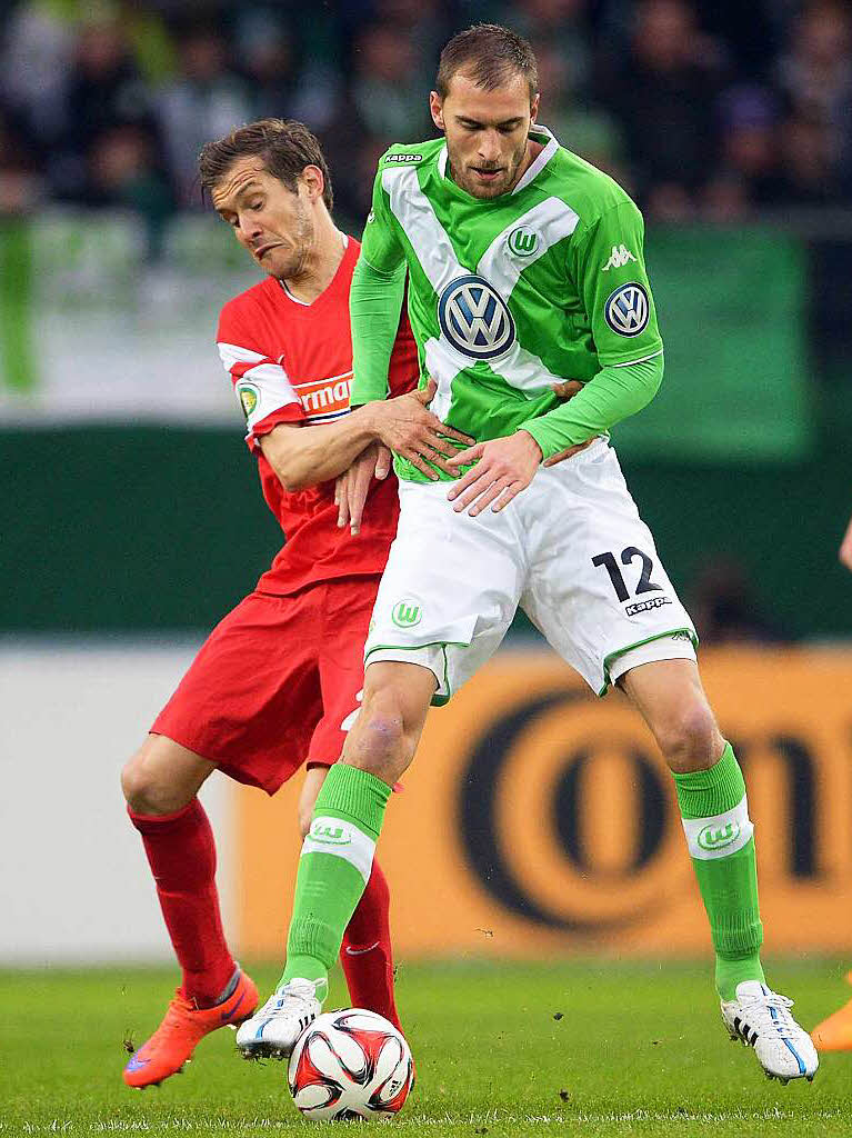 Julian Schuster (links) versucht, Torjger Bas Dost den Ball abzuluchsen.