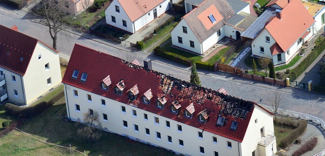 Blick auf den ausgebrannten Dachstuhl des Flchtlingsheims in Trglitz   | Foto: DPA