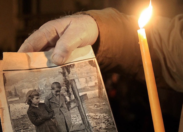 Erinnerungen an das NS-Massaker von Di... 1944. Kleines Bild: Ulrich Herbert     | Foto: dpa/Kunz