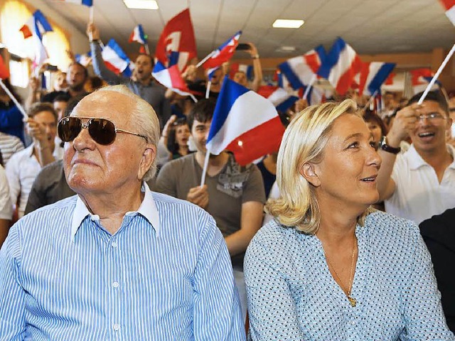 Hier sind sie noch ein Herz und eine S...rine Le Pen im Juli 2014 in Strassburg  | Foto: dpa