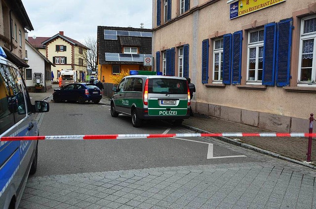 Der Bankruber war mit seinem Auto auf...Wand des Gasthauses (rechts) geprallt.  | Foto: Manfred Frietsch