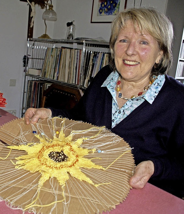 Ein Motiv mit Variationen: Ruth Franzke webt eine Sonnenblume aus Wollresten.   | Foto: Petra Wunderle