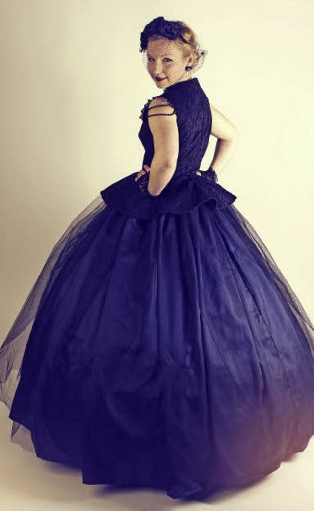 Zippora Zibold in ihrem selbst entworfenen Sissi-Kleid.   | Foto: Privat