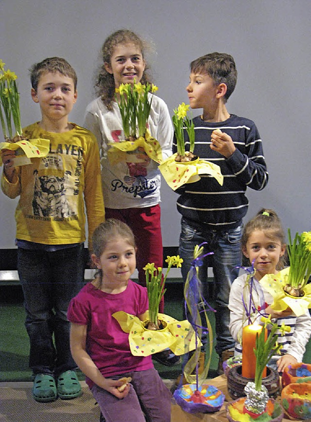 Die Kinder zeigen ihre Osterbasteleien.   | Foto: Ulrike Spiegelhalter