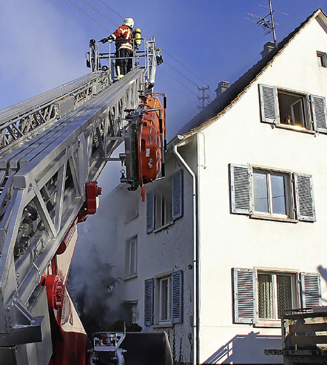 Kaum Platz fand die  Drehleiter bei ihrem Einsatz.  | Foto: Utke