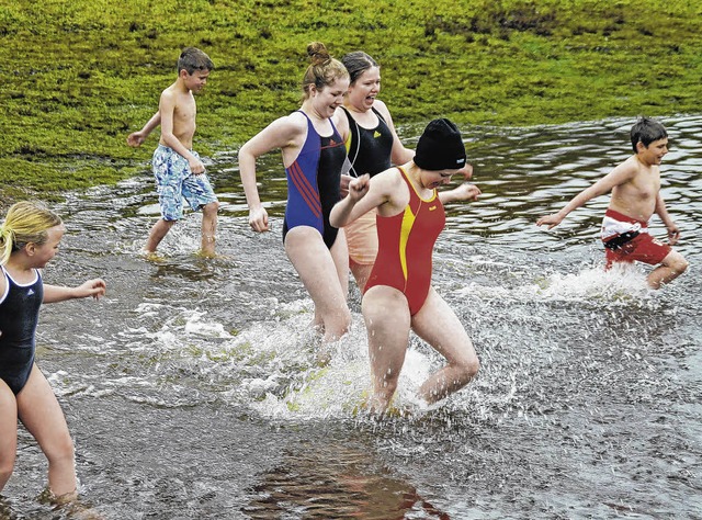 Auf geht&#8217;s ins Khle Nass! Einig... beim Anschwimmen am Kirnbergsee mit.   | Foto: Lutz Rademacher