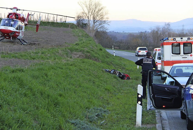 Der Rettungshubschrauber konnte auf ei...e Sozia wurden dabei schwer verletzt.   | Foto: horst david