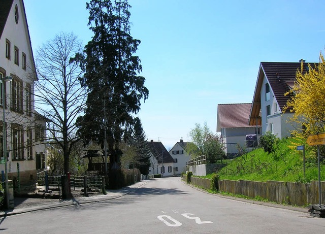 Viel Strae, Tempo 30  und wenig Gehwe...ng vor Schule und  Ortschaftsamt aus.   | Foto: Sylvia-Karina Jahn