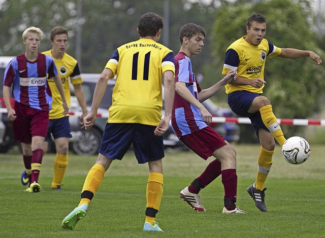 Die (gelb-blauen) B-Junioren der SG Bu... Nordweil in Mengen den Bezirkspokal.   | Foto: Fleig