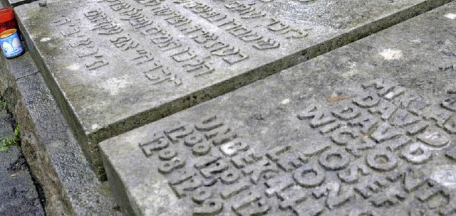Drei Grabplatten erinnern auf dem alte...issenbaum von Nazis erschlagen wurde.   | Foto: Seller