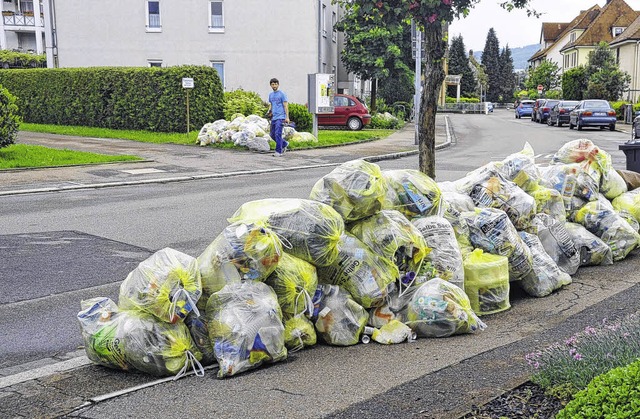 Berge von gelben Scken: Wie hier in R...e Gelben Scke voller Recyclingmll.    | Foto: Ingrid Bhm-Jacob