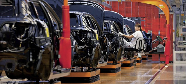 Arbeit  im Sitzen &#8211; schwer heben muss bei der Autoproduktion niemand mehr.  | Foto: Audi