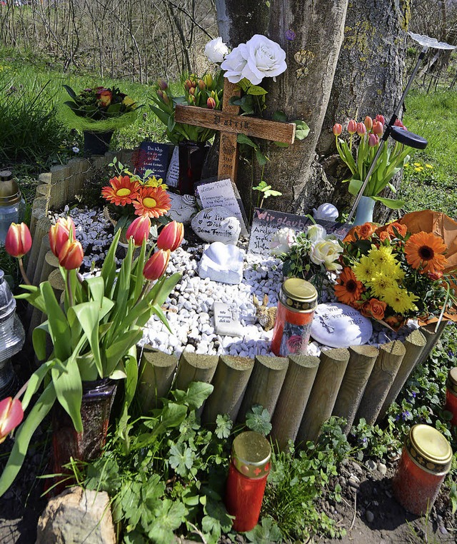 Blumen und Erinnerungsstcke am Tatort bei Neuenburg  | Foto: dpa