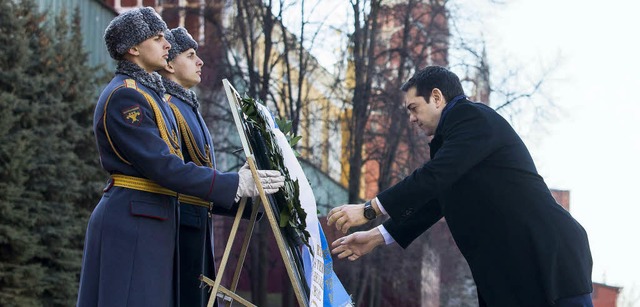 Alexis Tsipras legt einen Kranz am Den...nbekannten Soldaten in Moskau nieder.   | Foto: afp