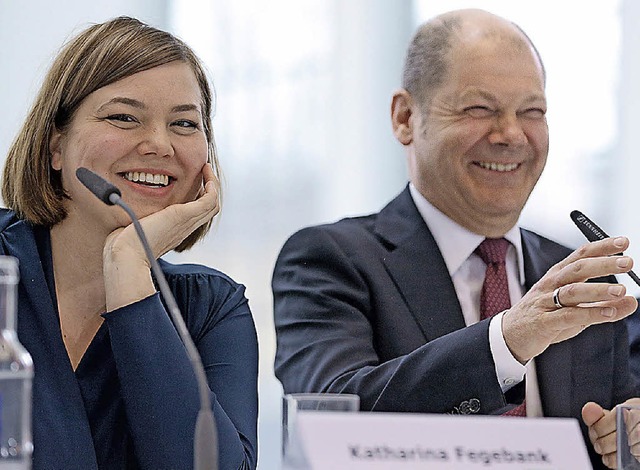 Olaf Scholz (SPD, rechts) und die zwei...ermeisterin Katharina Fegebank (Grne)  | Foto: dpa