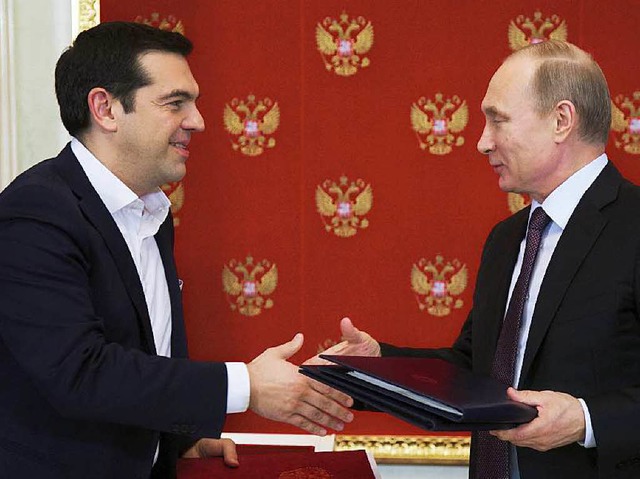 Der griechische Premier Tsipras (links...sident Putin  tauschen Vertrge aus.   | Foto: dpa