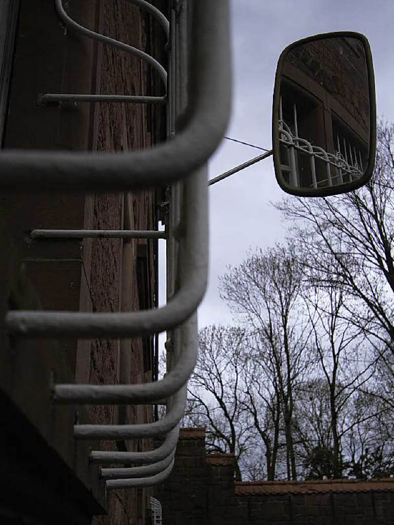 Ein alter LKW-Spiegel. Mit dem beobachten die Beamten die Gefangenen auf dem Hof.