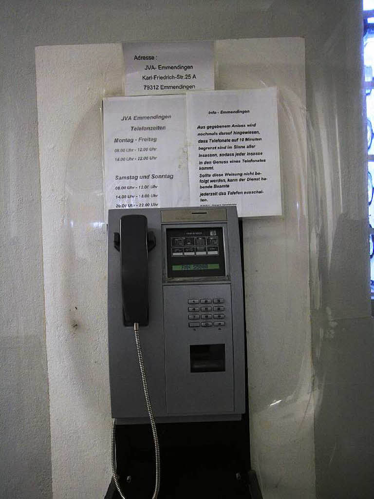 <ppp>hngt ein Telefon. Handys sind im Knast nicht erlaubt – sie mssen bei den Aufpassern abgegeben werden.</ppp>