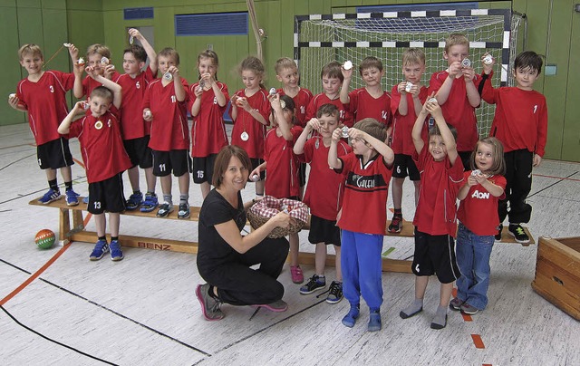 Die jungen Handballerinnen und Handbal...n haben, zeigen stolz ihre Medaillen.   | Foto: Privat