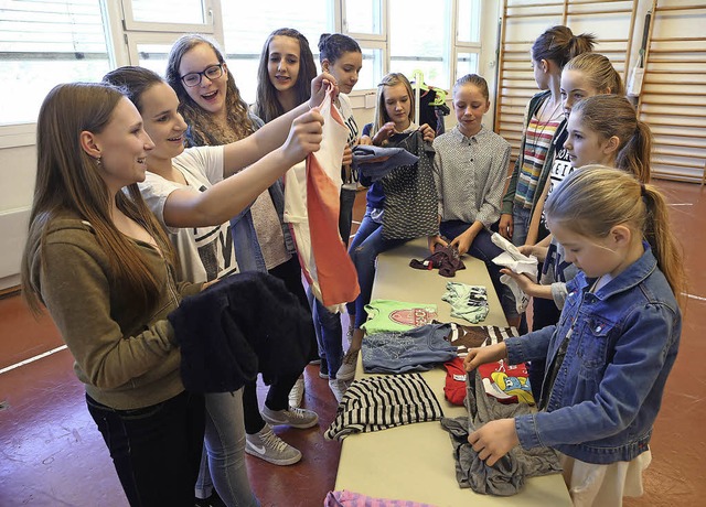 Die Mdchen setzen ihre Idee, eine Tauschbrse fr Klamotten, um.   | Foto: Christoph Breithaupt